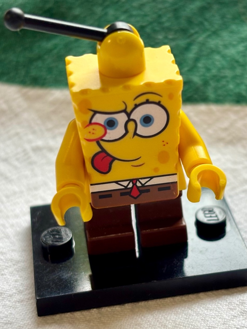 LEGO SPONGEBOB SQUAREPANTS "SpongeBob - Intent Look, Tongue Out" bob008